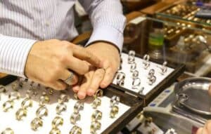 ¿Son Verdaderas Tus Joyas? Descúbrelo Ahora Mismo